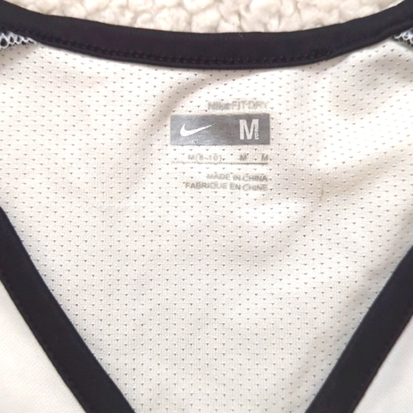 Women's NIKE light weight workout tank. - Picture 9 of 12